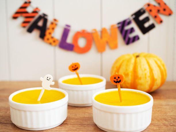 桌上有烤南瓜布丁图片下载