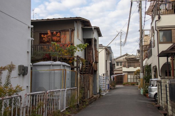 道路两旁排列着古老的日本房屋图片下载