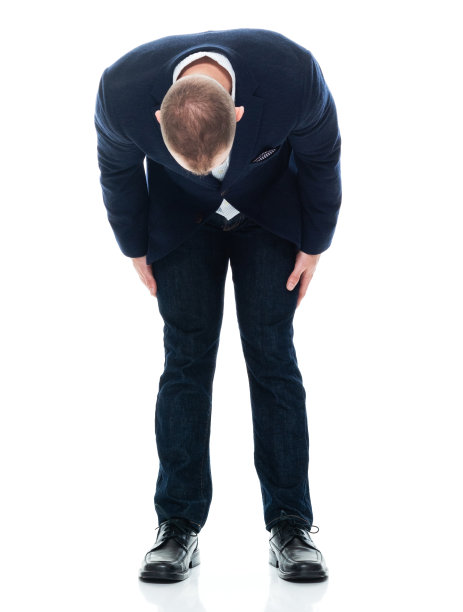 白人年轻男性经理在白色背景下鞠躬，穿着商务休闲装图片下载