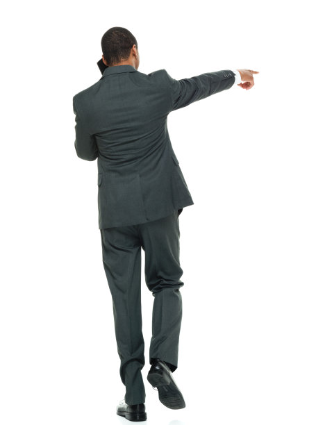 非洲裔男性商务人士穿着商务服装，使用智能手机，走在白色背景前图片下载