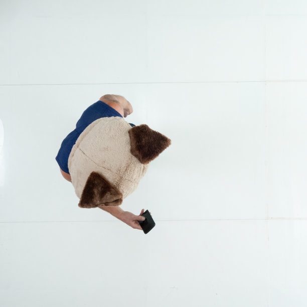 白种人年轻男性无袖站在白色背景前穿着服装和使用智能手机图片下载