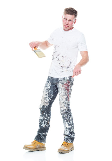 白人男性画家站在白色背景前，拿着画笔图片下载