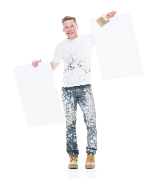 白人年轻男性房屋油漆工站在白色背景前，举着标牌图片下载
