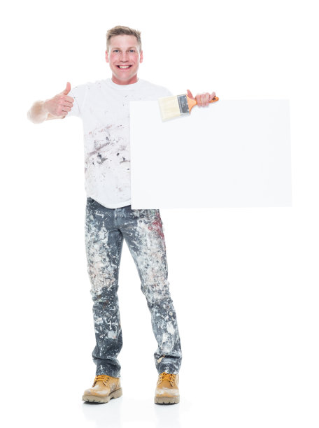 白人年轻男性房屋油漆工站在白色背景前，举着标牌图片下载