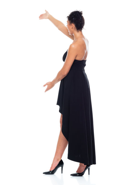 非洲裔年轻女性穿着裙子站在白色背景前图片下载