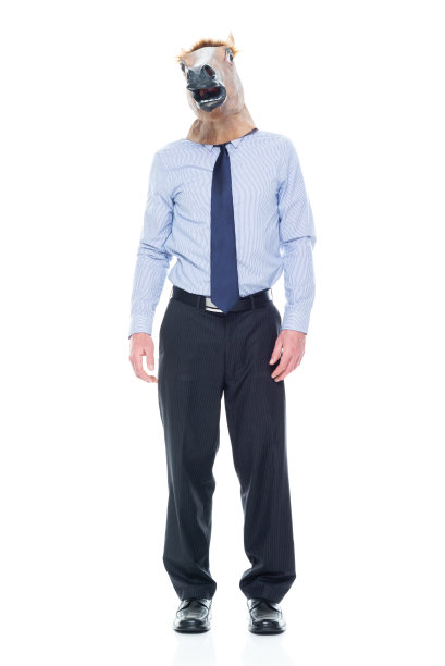 白人年轻男经理穿着制服站在白人背景前图片下载