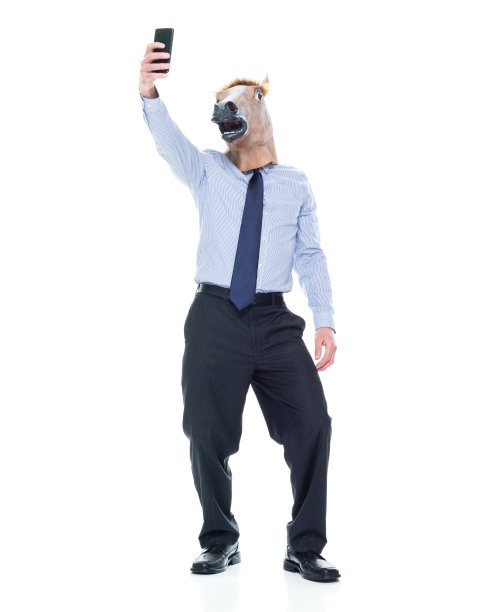 白人年轻男性商人穿着服装站在白色背景下使用智能手机图片下载