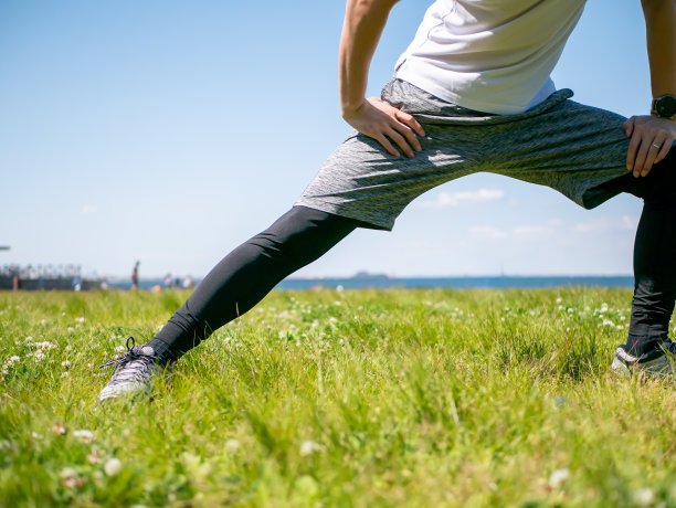 在大自然中伸展的人图片下载