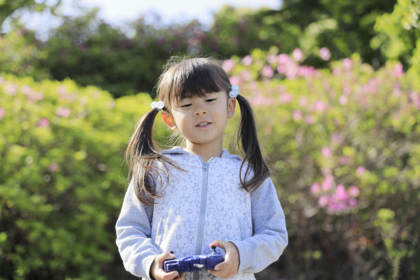 日本女孩操作无线电控制(5岁)图片下载