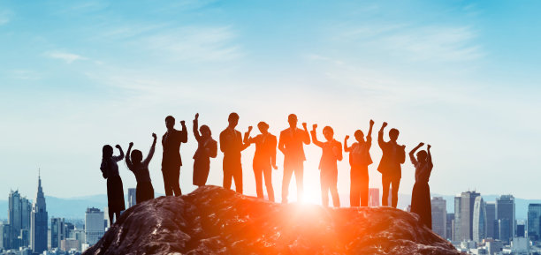 成功的经营理念。业务伙伴关系。山顶上的一群商人。图片下载