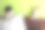 男孩在家里戴着复活节兔子面具，象征着2020年孤独的复活节。图片下载
