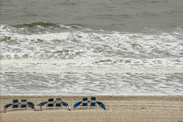 沙滩上的躺椅图片下载