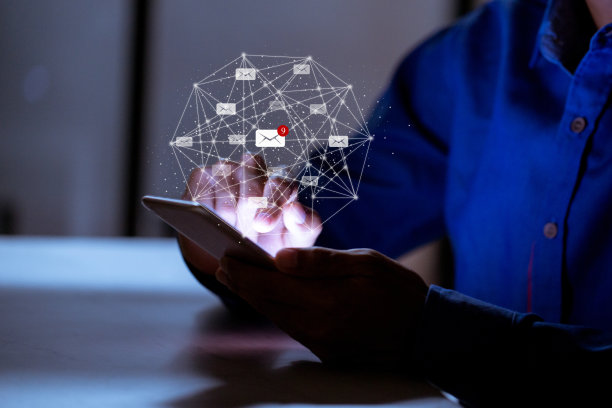 业务使用智能手机，带有电子邮件图标，电子邮件收件箱电子通信图形概念。图片下载