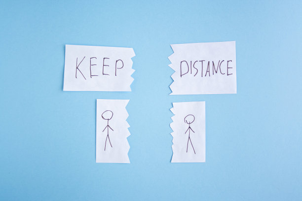 画在纸上的两个人靠在一起，保持距离。自我隔离的概念。冠状病毒，阻止感染传播。2019 - ncov图片下载