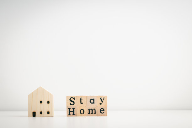 木制骰子和木制模型上的“呆在家里”信息。居家观念:新冠肺炎疫情期间自我隔离和复制空间图片下载