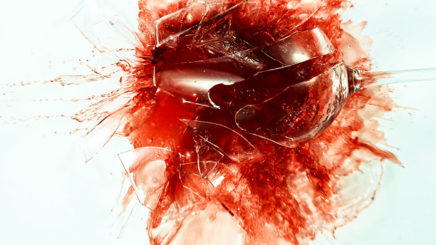 用红酒打碎玻璃杯图片下载