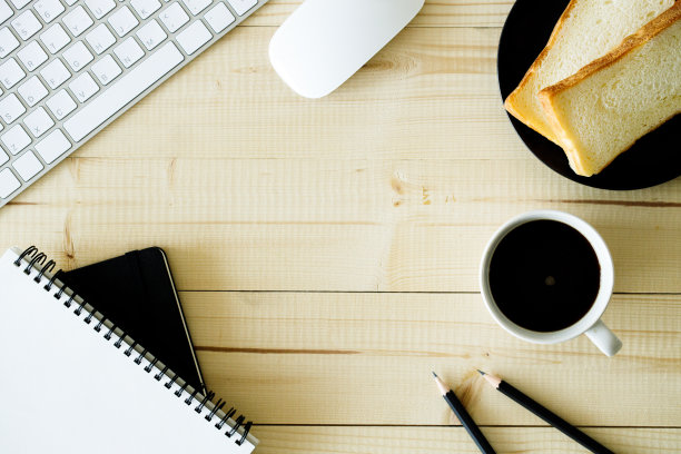 一杯热咖啡与笔记本木背景。在家工作的概念。图片下载
