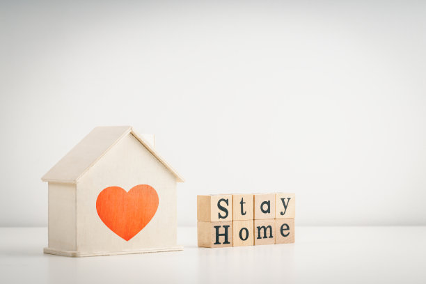 木制骰子和木制模型上的“呆在家里”信息。居家观念:新冠肺炎疫情期间自我隔离和复制空间图片下载