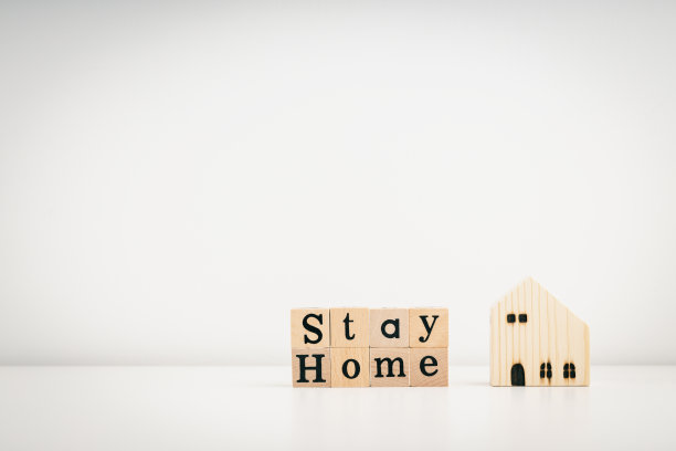 木制骰子和木制模型上的“呆在家里”信息。居家观念:新冠肺炎疫情期间自我隔离和复制空间图片下载
