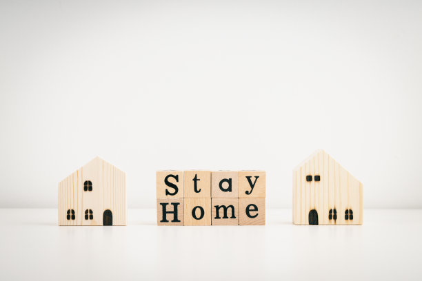 木制骰子和木制模型上的“呆在家里”信息。居家观念:新冠肺炎疫情期间自我隔离和复制空间图片下载