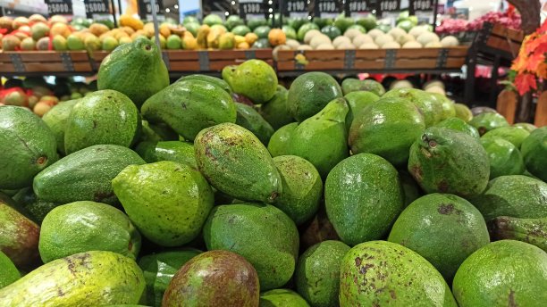 绿色牛油果堆在超市库存照片图片下载