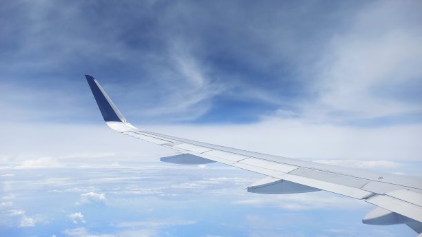 看着窗外的一架飞机，Cloudscape -股票照片图片下载