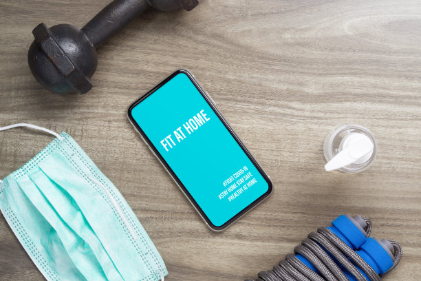 在冠状病毒大流行疫情背景下的隔离期进行居家健身模拟手机在家健康，在病毒流行期间活跃。战斗Covid-19图片下载