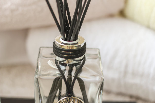 宏观细节的芳香空气清新剂在一个透明的玻璃瓶与生命树标志图片下载