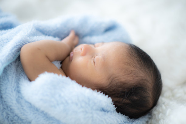 婴儿在柔软的床垫上睡觉图片下载