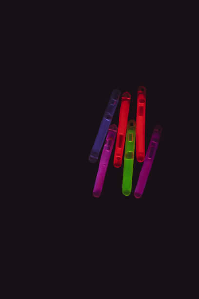 荧光棒在黑色背景。图片下载