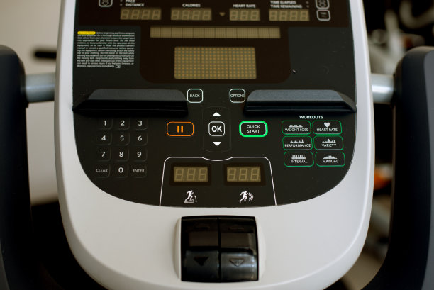 在健身房展示跑步机图片下载