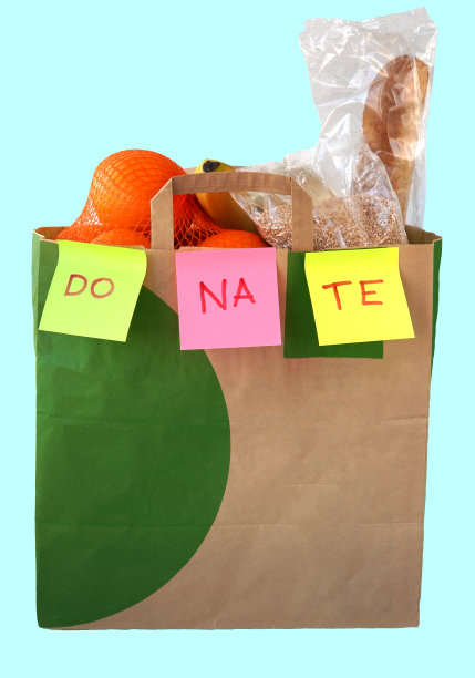 蓝色背景的纸袋里的食物捐赠。产品交付的概念。在新冠肺炎检疫期间提供重要食品。向自我隔离的人提供免费食物图片下载