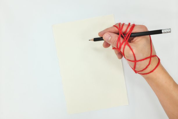 世界新闻自由日的概念。手绑着一支笔。图片下载