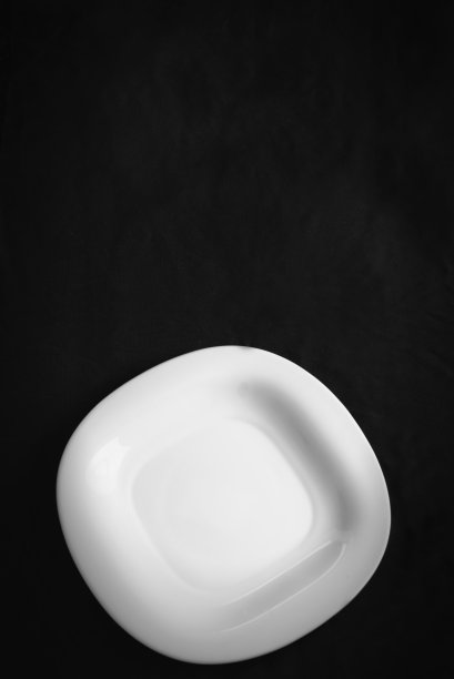 黑色背景上的白色方形大盘子图片下载