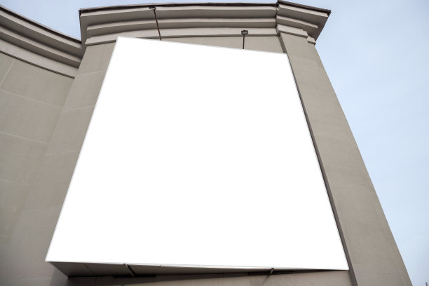 巨大的空白横幅广告牌与空间模板在浅灰色的建筑墙上图片下载