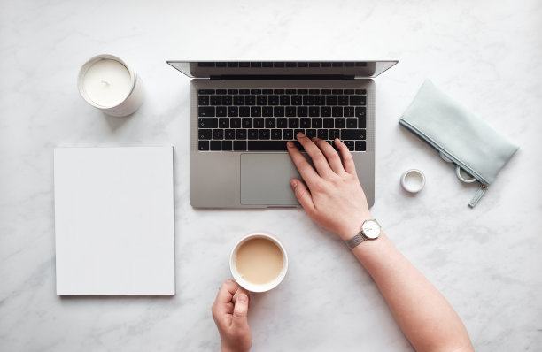 从上到下的视图空白笔记本和笔记本在一个轻书桌上。图片下载