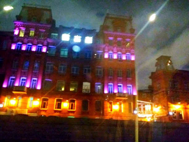 在潮湿的城市里散步图片下载