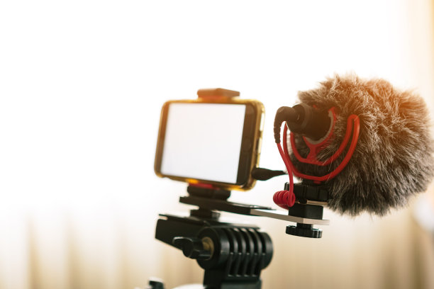 智能手机连接外部麦克风和三脚架。图片下载