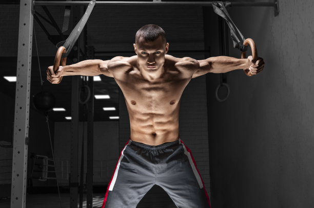 运动员在体操吊环上引体向上图片下载