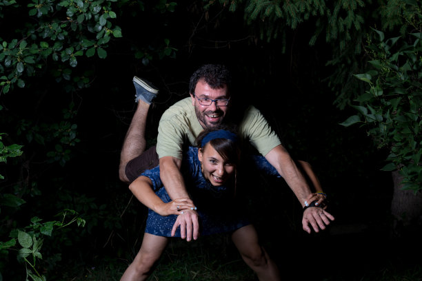 一对快乐的情侣在一起玩耍图片下载