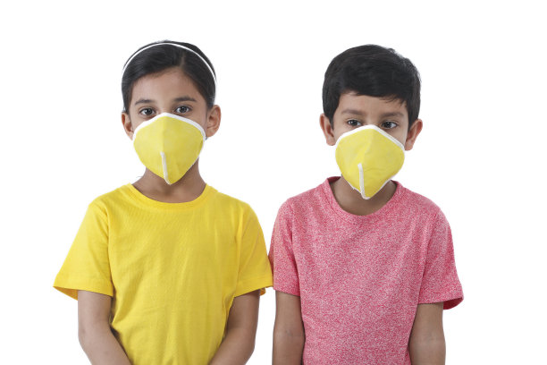 印度儿童，佩戴医用口罩的人，对抗冠状病毒，COVID - 19，污染。病毒和疾病保护库存照片图片下载