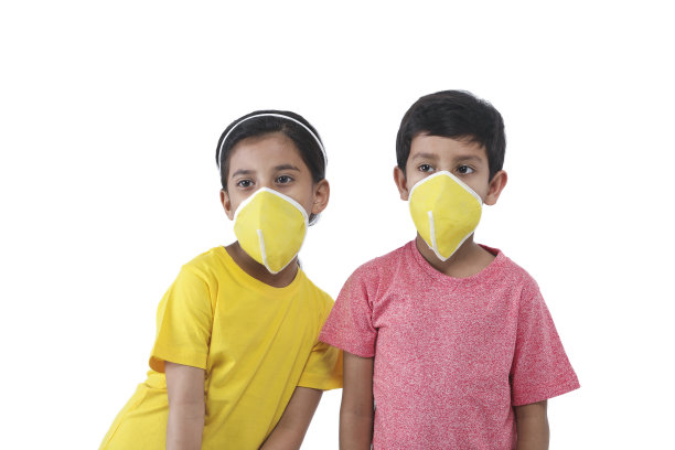 印度儿童，佩戴医用口罩的人，对抗冠状病毒，COVID - 19，污染。病毒和疾病保护库存照片图片下载