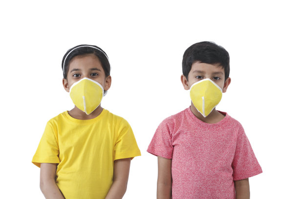 印度儿童，佩戴医用口罩的人，对抗冠状病毒，COVID - 19，污染。病毒和疾病保护库存照片图片下载