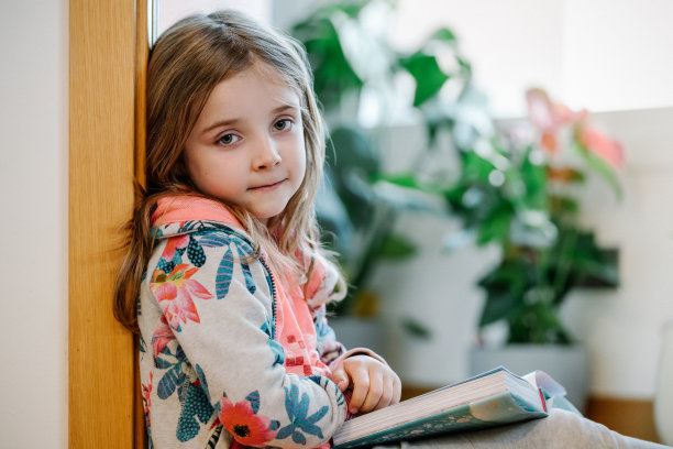 坐月子的女孩在看书图片下载