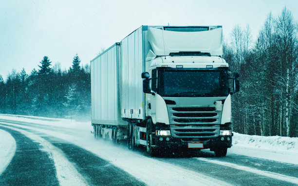 芬兰拉普兰雪地上的卡车图片下载