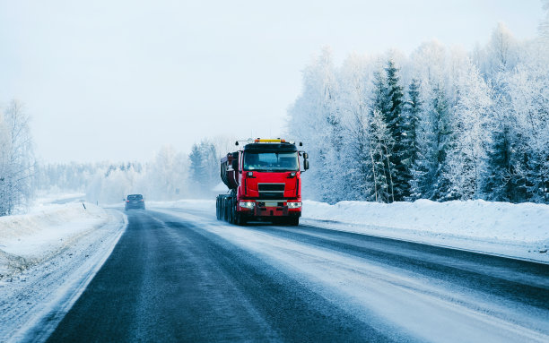 芬兰拉普兰雪地上的卡车图片下载