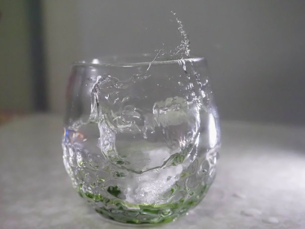 水从玻璃杯里溅出来图片下载