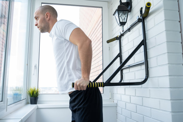 健身的人在家里的吧台上做运动图片下载