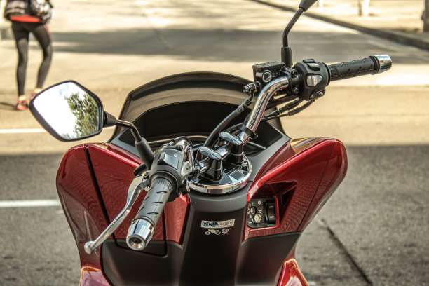 红色的摩托车车把停在街上图片下载