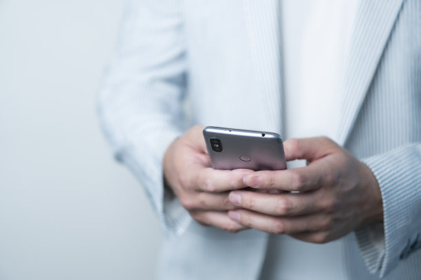 白人男子正在使用手机图片下载